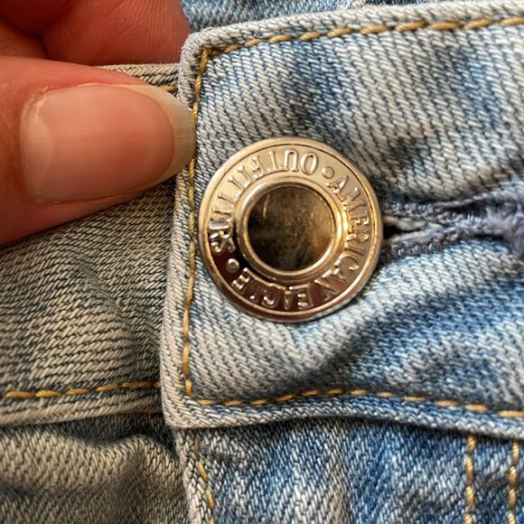 American Eagle Womens Jean Shorts Size 8 Distressed White Knit Design Light Wash - Picture 3 of 11